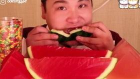 陇南网红直播吃瓜,带你领略当地特色美食魅力